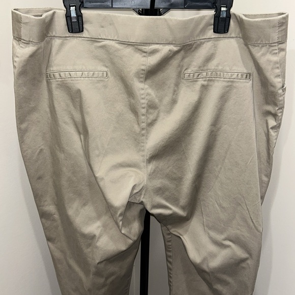Lee women’s plus size 22W khaki Capri pants - Picture 2 of 4